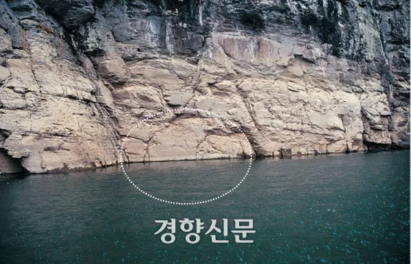 세계에서 가장 오래된 포경유적인 ‘반구대 암각화’(국보 제285호·점선원 안)는 해마다 침수와 노출을 반복하며 훼손되고 있다. 사진은 물에 잠겼을때의 반구대 암각화 . 경향신문 자료사진