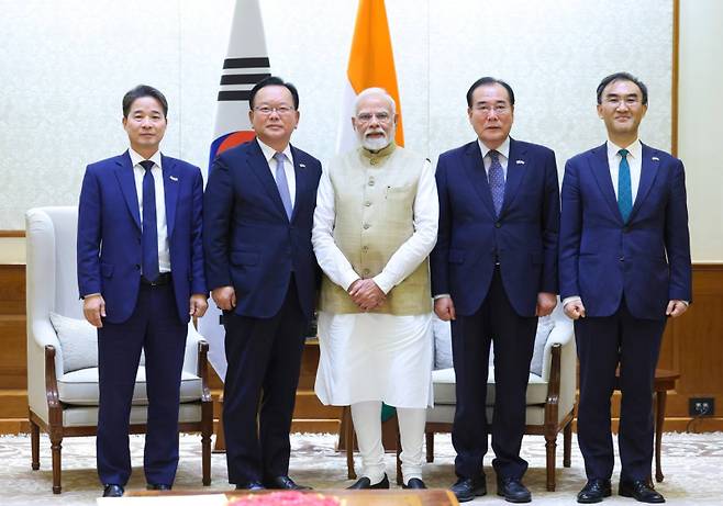 김부겸 전 국무총리를 단장으로 하는 대통령 인도 특사단이 18일 인도 뉴델리에서 나렌드라 모디 인도 총리와 만나 기념촬영을 하고 있다. 연합뉴스