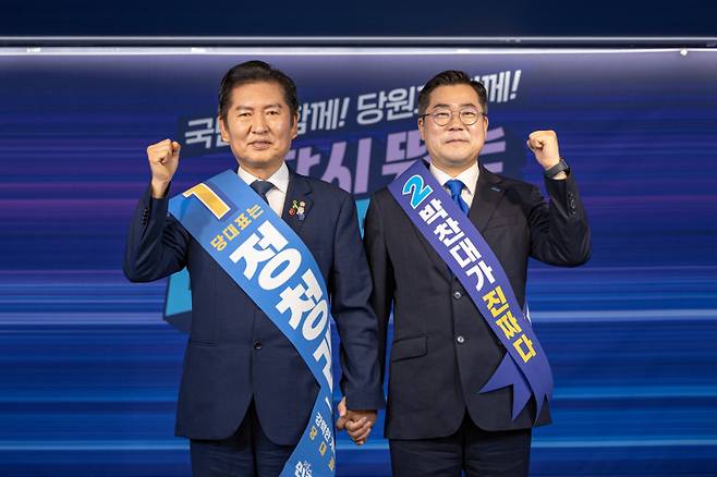 더불어민주당 대표 선거에 출마한 정청래(왼쪽), 박찬대 후보가 19일 서울 여의도 당사에서 열린 합동연설회에서 함께 주먹을 쥐며 인사하고 있다. 더불어민주당