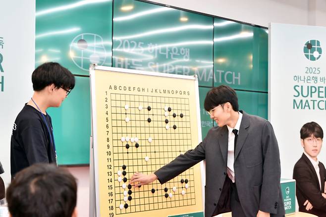 서울 성동구 한국기원 신관에서 18일 열린 바둑팬 초청 행사에서 ‘바둑 황제’ 신진서 9단(오른쪽)이 릴레이 대국 이벤트에 참여했다. 한국기원 제공