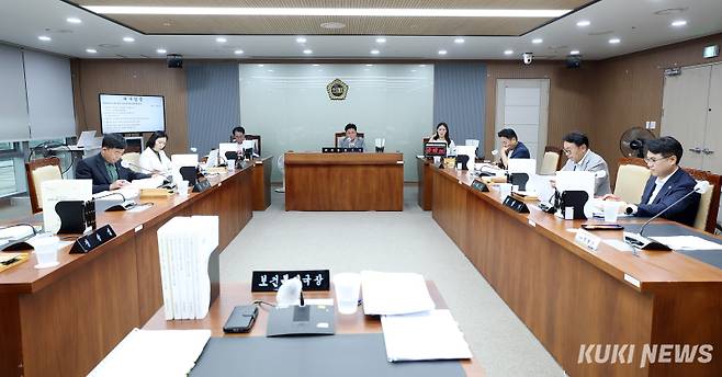 충남도의회 보건복지환경위원회는 18일 제360회 임시회 3차 회의를 열어 4개 의료원과 보건복지국 주요업무 추진 상황을 보고 받았다. &nbsp;