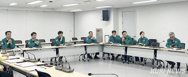 충남도의회 교육위원회는 지난 18일 충남교육청 상황실을 방문해, 집중호우 대응을 위해 비상근무 중인 교육청 관계자들을 격려하고 재난상황 대응체계를 점검했다.&nbsp;