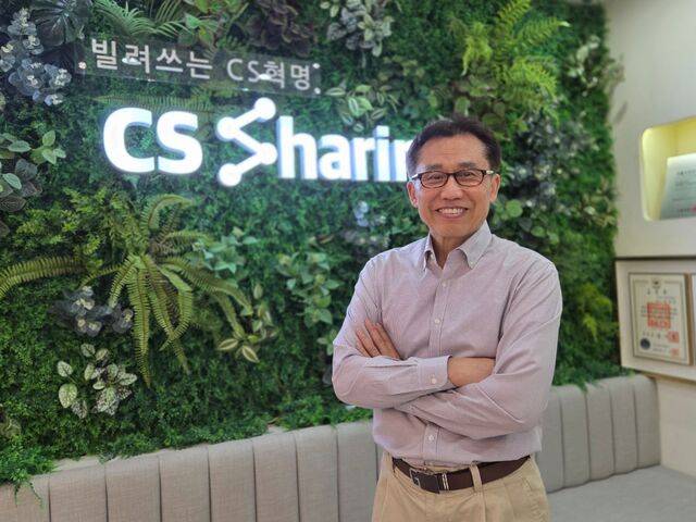 킹덤플러스 아카데미 대표 최영수 목사가 최근 자신이 사목으로 일하는 서울 강서구의 한 콜센터 회사 앞에서 활짝 웃으며 서 있다.