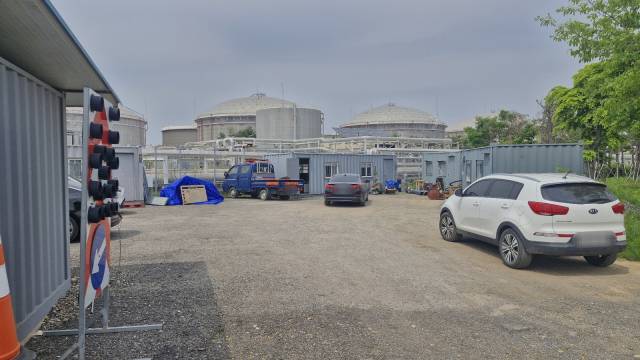 18일 오후 인천 서구 원창동 한 국유지. 무단점유 업체들의 컨테이너박스가 놓여있다. 독자제공