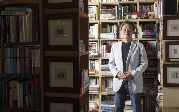 초판본·창간호 전문서점 '처음책방' 주인 김기태 세명대 콘텐츠창작학과 교수. 홍기웅기자