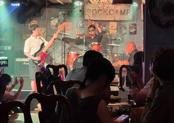 19일 인천 부평구 라이브클럽 락캠프에서 락한오르간스쿼드가 공연하고 있다. 노재영기자