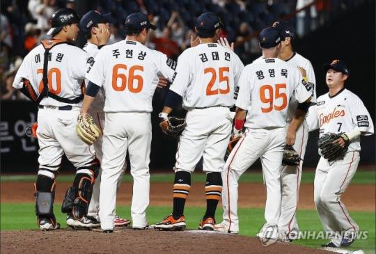 승리한 한화 선수들이 기뻐하고 있다. / 사진=연합뉴스