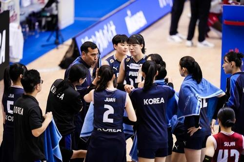 모랄레스 감독(중앙) 지시를 듣는 여자배구대표팀 선수들 / 사진=FIVB 홈피 캡처. 연합뉴스