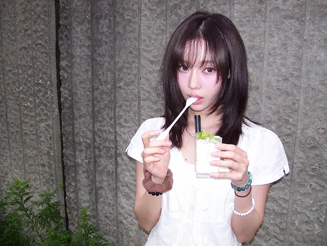 이번 여름 여성복 시장에서는 ‘블라우스’가 인기를 끌고 있다. [사진 = 에스파 윈터 인스타그램 캡처]