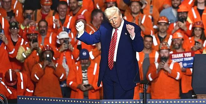 지난 5월 미국 펜실베이니아주 US스틸 본사를 찾아 연단에서 춤을 추고 있는 도널드 트럼프 대통령. <AP 연합뉴스>