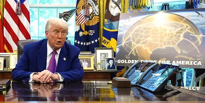 지난 5월 백악관에서 차세대 미사일 방어시스템인 ‘골든 돔’ 구축 계획을 발표하고 있는 도널드 트럼프 대통령. 첨단 무기체계에 필수인 희토류 공급망 독립이 트럼프 행정부에 발등의 불로 떨어졌다. <AP 연합뉴스>