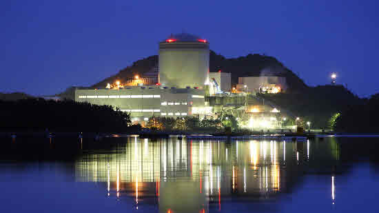 일본 후쿠이현 미하마초에 있는 간사이 전력 미하마 원자력발전소에 불이 밝혀진 모습.  [사진출처 = 블룸버그]