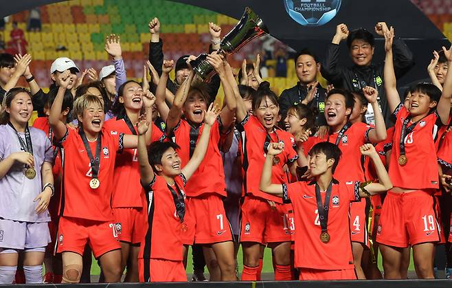 지난 16일 수원월드컵경기장에서 열린 2025 동아시아축구연맹(EAFF) E-1 챔피언십(동아시안컵)에서 대만을 꺾고 우승을 차지한 여자축구 대표팀이 트로피를 들어올리며 환호하고 있다. [사진 제공=연합뉴스]
