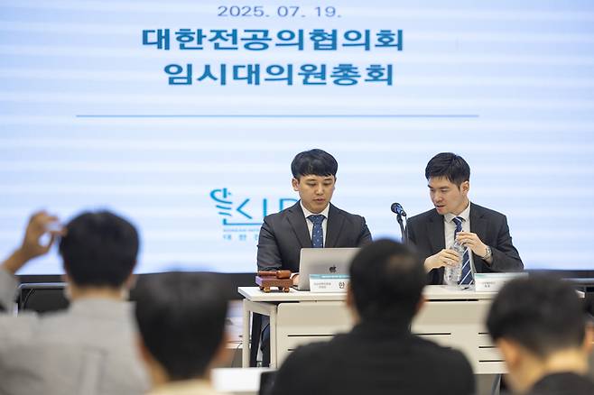 한성존 대한전공의협의회 비상대책위원장(왼쪽)이 19일 서울 용산구 대한의사협회 대강당에서 열린 전공의협의회 임시대의원 총회에 앞서 김은식 연세대세브란스병원 전공의 대표와 대화하고 있다. [사진=연합뉴스]