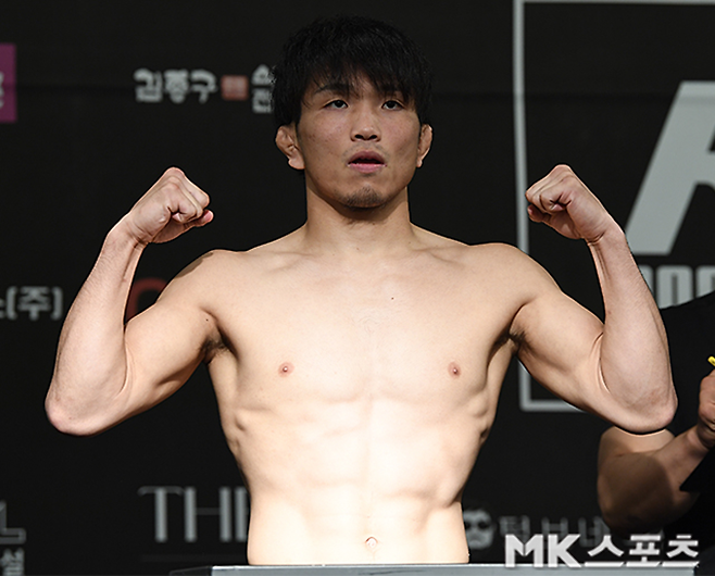 Road to UFC 시즌2 라이트급 준우승자 하라구치 신이 2025년 6월 스위스그랜드호텔 서울컨벤션센터 로드FC 73 공개 계체 촬영을 하고 있다. 사진(서울 홍은동)=천정환 기자