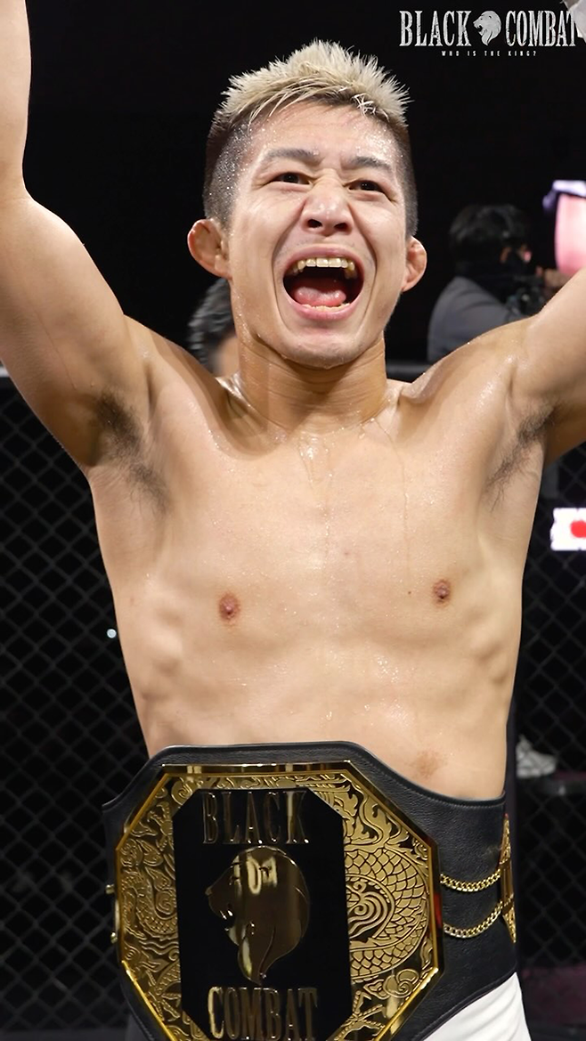 고마키네 다카히로가 2024년 12월 서울특별시 고려대학교 화정체육관에서 제3대 블랙컴뱃 플라이급 챔피언이 되자 기뻐하고 있다. 사진=이데아 파라곤