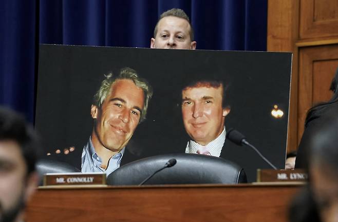 플로리다주 민주당 소속 재러드 모스코위츠 하원의원이 2024년 워싱턴에서 열린 하원 위원회 회의에서 도널드 트럼프 대통령과 제프리 엡스타인의 사진을 들고 있다.  해당 사진은 1997년 트럼프 대통령의 플로리다 자 마러라고에서 찍은 것으로 알려졌다. /로이터=뉴스1