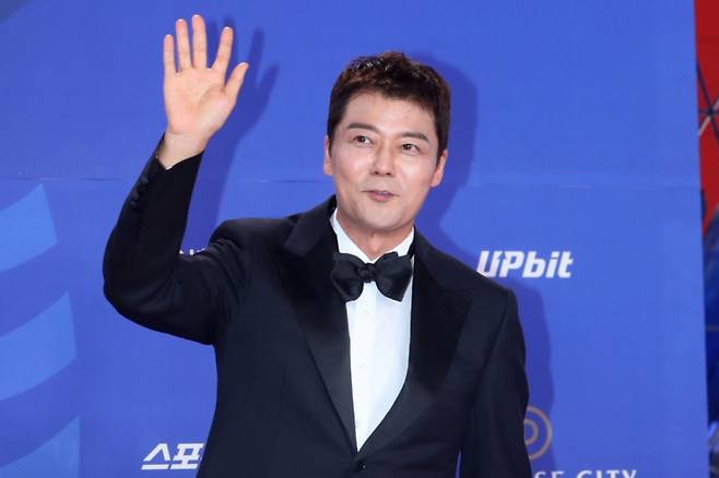 아나운서 출신 방송인 전현무가 지난 18일 오후 인천 중구 파라다이스시티에서 열린 제4회 청룡시리즈어워즈에서 포즈를 취하고 있다. /사진=뉴시스