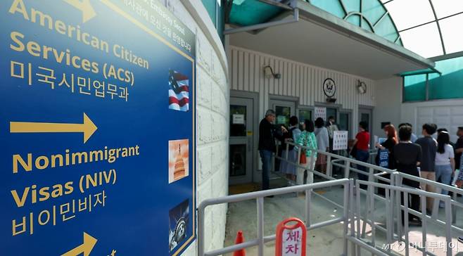 미국을 방문하는 관광객, 유학생, 출장객이 비(非)이민 비자를 발급시 250달러(한화 약 35만원)의 새로운 비자 수수료를 내게 될 전망이다./사진=뉴스1