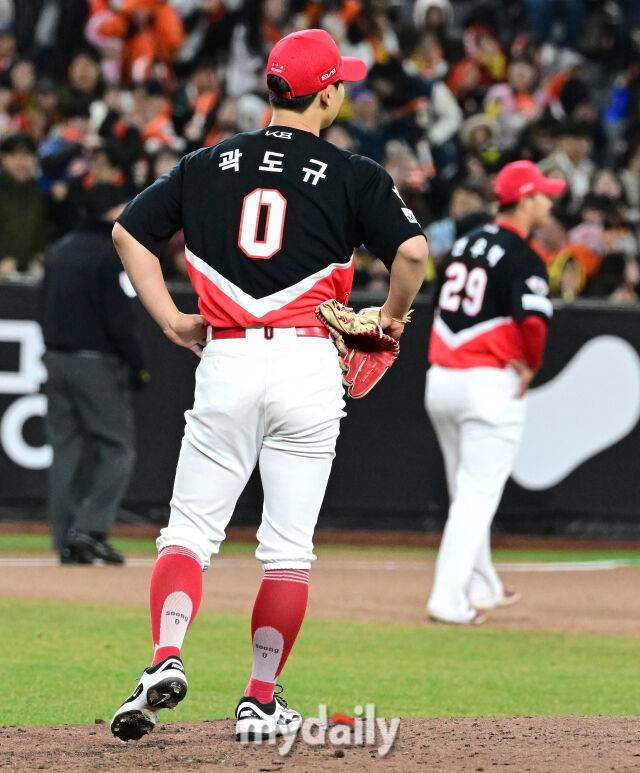 2025년 3월 28일 오후 대전 한화생명 볼파크에서 진행된 '2025 신한 SOL뱅크 KBO 리그' KIA 타이거즈와 한화 이글스의 경기. KIA 곽도규가 7회말 2사 만루서 볼넷과 몸에 맞는 공으로 동점과 역전을 허용한 뒤 허탈해하고 있다./마이데일리