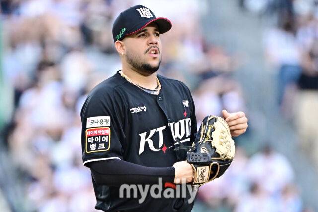 6일 서울 잠실야구장에서 열린 '2025 신한 SOL BANK KBO리그' KT 위즈와 두산 베어스 경기. KT 선발 헤이수스가 4회말 투구 준비를 하고 있다./마이데일리