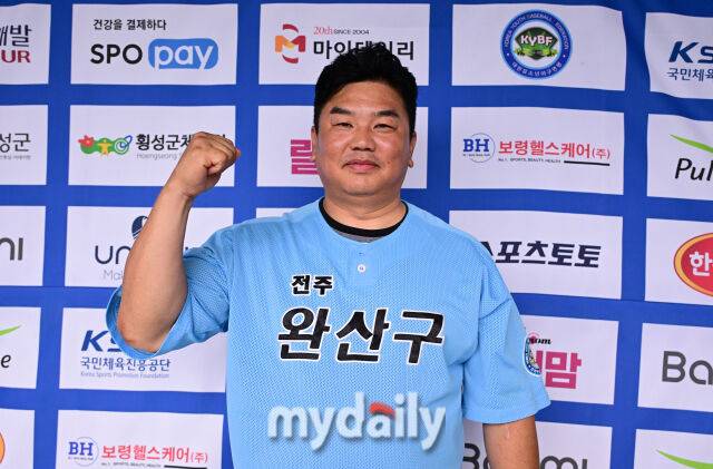 2025년 7월 19일 강원도 횡성베이스볼파크에서 '제2회 마이데일리배 전국유소년야구대회'가 열렸다. 전주완산구유소년야구단 조일현 감독이 인사하고 있다./횡성베이스볼테마파크=유진형 기자