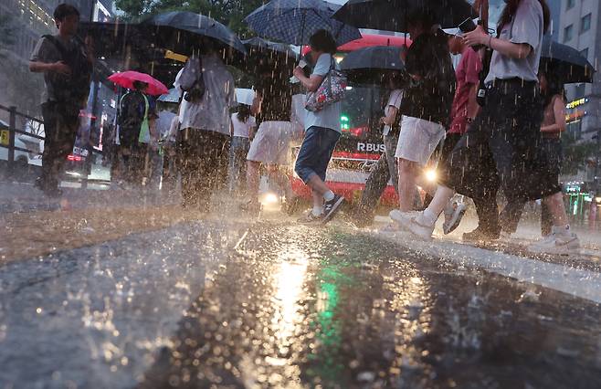 비가 내리는 16일 서울 강남역 인근에서 시민들이 우산을 쓴 채 이동하고 있다. 이날 기상청은 중부지방과 호남을 중심으로 많은 비를 예보했다.[연합]