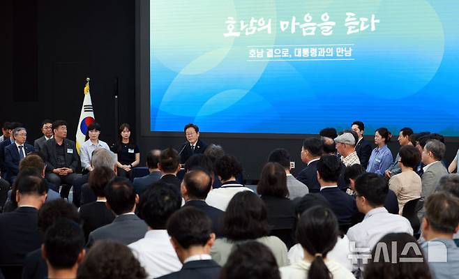 [광주=뉴시스] 고범준 기자 = 이재명 대통령이 25일 광주 국립아시아문화전당에서 열린 광주시민, 전남도민 타운홀미팅에서 참석자 질문에 답하고 있다. 2025.06.25. bjko@newsis.com