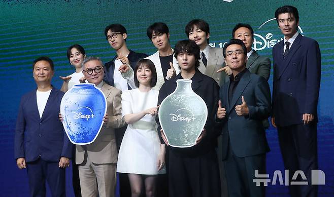 [서울=뉴시스] 김혜진 기자 = 배우 김민(윗줄 왼쪽부터), 이상진, 정윤호, 이동휘, 김성오, 강윤성 감독, 김의성, 임수정, 양세종, 류승룡이 8일 오전 서울 영등포구 콘래드 서울에서 열린 디즈니+의 오리지널 시리즈 '파인: 촌뜨기들' 제작발표회에서 포즈를 취하고 있다. 2025.07.08. jini@newsis.com