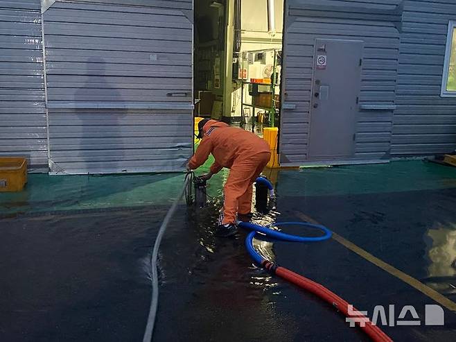 [함안=뉴시스]경남소방본부 소속 대원들이 19일 오전 4시42분께 함안군 함안면 파수리 한 공장에서 배수 작업을 하고 있다.(사진=경남소방본부 제공) 2025.07.19.photo@newsis.com