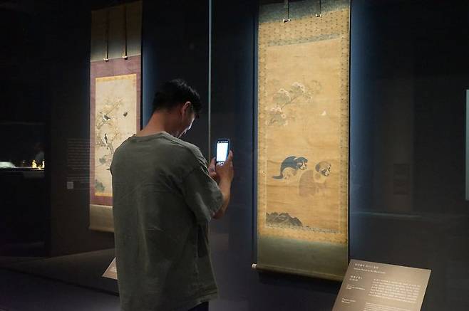 [서울=뉴시스] 특별전 '새 나라 새 미술, 조선 전기 미술 대전'에 전시된 '화하구자도'를 보는 관람객 (사진=국립중앙박물관 제공) 2025.07.18. photo@newsis.com *재판매 및 DB 금지