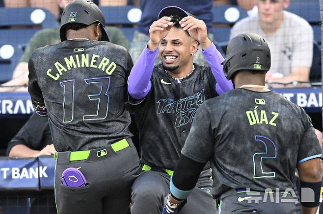 [탬파=AP/뉴시스] 탬파베이 레이스의 주니어 카미네로(왼쪽)가 18일(현지 시간)  미국 플로리다주 탬파 조지 M. 스타인브레너 필드에서 열린 2025 메이저리그(MLB) 볼티모어 오리올스와의 경기 1회 홈런을 친 뒤 동료들과 자축하고 있다. 2025.07.19.