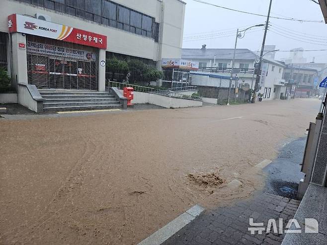 [산청=뉴시스]서희원 기자=19일 오후 경남 산청군 산청읍 산청우체국앞 도로가 물에 잠겨 있다.2025.07.19. shw1881@newsis.com
