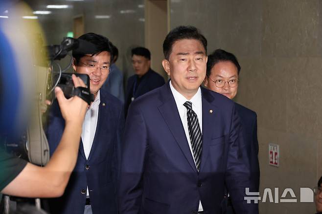 [서울=뉴시스] 김명년 기자 = 김병기 더불어민주당 대표 직무대행 겸 원내대표와 허영 원내정책수석부대표가 지난 18일 오후 서울 여의도 국회 운영위원장실에서 송언석 국민의힘 비상대책위원장 겸 원내대표와의 회동을 위해 이동하고 있다. 2025.07.18. kmn@newsis.com