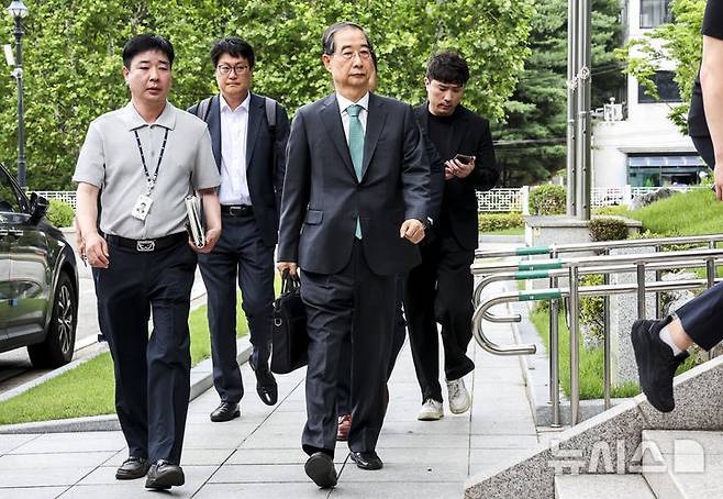 [서울=뉴시스] 조성우 기자 = 한덕수 전 국무총리가 지난 2일 서울 서초구 서울고검에 마련된 내란특검 사무실에 조사를 받기 위해 출석하고 있다. 2025.07.02. xconfind@newsis.com