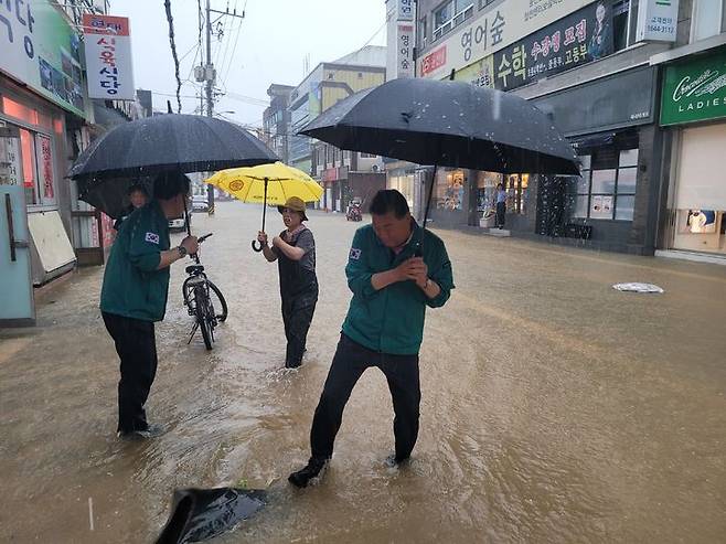 [합천=뉴시스] 김윤철 합천군수 침수현장 시찰 (사진=합천군 제공) 2025. 07. 19. photo@newsis.com *재판매 및 DB 금지