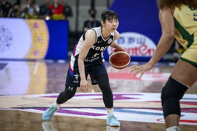[서울=뉴시스] 김근수 기자 = 여자 농구 대표팀 가드 허예은이 19일(현지 시간) 중국 선전스포츠센터에서 열린 2025 국제농구연맹(FIBA) 아시아컵 4강전 호주와의 경기에서 돌파를 시도하고 있다.박수호 감독이 이끄는 한국 여자 농구 대표팀은 이날 2025국제농구연맹(FIBA) 아시아컵 4강에서 호주에 73-86으로 패했다. (사진= 대한민국 농구협회 제공) 2025.07.19. photo@newsis.com *재판매 및 DB 금지