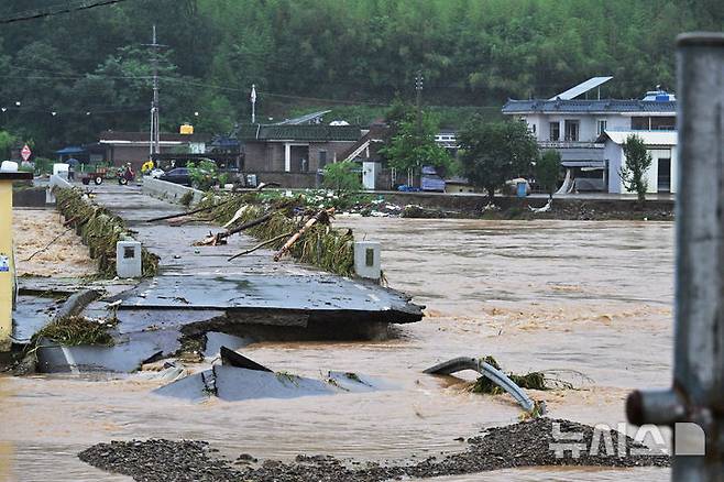 [의령=뉴시스] 차용현 기자 = 호우경보가 내려진 19일 오후 경남 의령군 대의면 신점마을 신정교 인근 제방이 무너져 하천수가 범람하고 있다. 2025.07.19.con@newsis.com