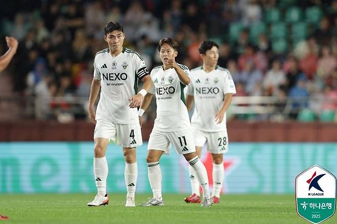 [서울=뉴시스] 프로축구 K리그1 전북 현대의 이승우(가운데). (사진=한국프로축구연맹 제공)