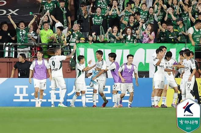 [서울=뉴시스]K리그1 전북, 포항에 3-2 역전승. (사진=한국프로축구연맹 제공)