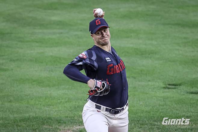 [서울=뉴시스] 프로야구 롯데 자이언츠 터커 데이시븐이 19일 서울 잠실구장에서 열린 2025 신한 쏠뱅크 KBO리그 LG 트윈스와의 경기에 선발 등판해 역투를 펼치고 있다. (사진=롯데 자이언츠 제공) 2025.07.19.