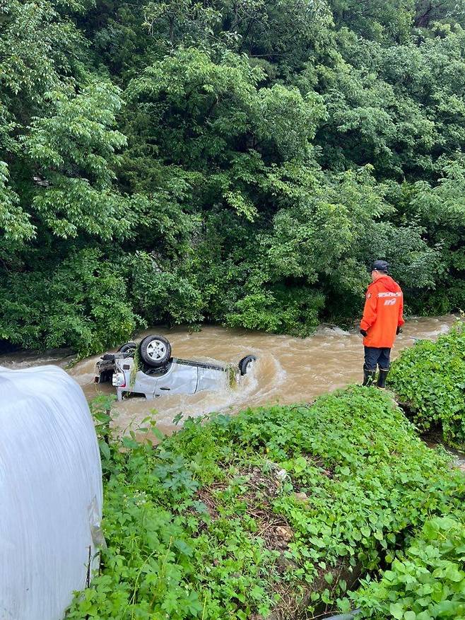 [밀양=뉴시스] 19일 경남 밀양시 청도면에서 급류에 휩쓸린 차량을 소방대원들이 하천에서 구조하고 있다. (사진=경남소방본부 제공) 2025.07.19. photo@newsis.com *재판매 및 DB 금지