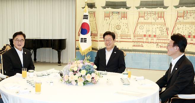 이재명 대통령이 17일 서울 한남동 관저에서 우원식 국회의장(왼쪽), 김민석 국무총리(오른쪽)와 만찬 자리를 갖고 있다. 연합뉴스