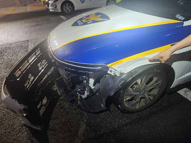 음주 차량에 치여 파손된 경찰 순찰차. 부산경찰청 제공