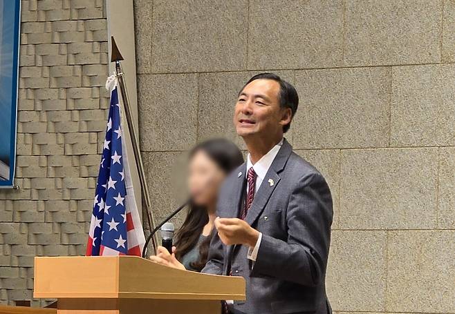 17일 오후 서울 은평구 진관동 은평제일교회에서 열린 예배에서 모스 탄(한국명 단현명) 미국 리버티대 교수가 설교하고 있다. 연합뉴스