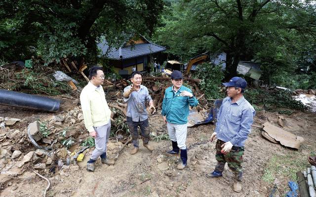 김하수 경북 청도군수(오른쪽 두번째)가 산사태 현장을 점검하고 있다. 청도군