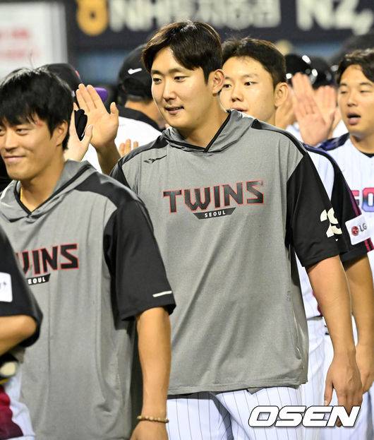 [OSEN=잠실, 민경훈 기자] 18일 오후 서울 잠실구장에서 ‘2025 신한 SOL BANK KBO리그’ LG 트윈스와 롯데 자이언츠의 경기가 열렸다.이 경기에서 LG는 롯데와 경기에서 2-1로 승리했다. 2위 LG는 3위 롯데와 간격을&nbsp;2경기 차이로 밀어냈다.&nbsp;LG 선발 손주영은 6이닝 7피안타 무사사구 3탈삼진 1실점으로 호투했다. 박동원이 동점 솔로 홈런, 이주헌이 역전 결승타를 터뜨렸다. 손주영에 이어 7회 이정용, 8회 김진성, 9회 유영찬이 1점 차 리드를 지켜냈다.&nbsp;경기를 마치고 LG 손주영이 코치진들과 하이파이브를 하고 있다. 2025.07.18 / rumi@osen.co.kr