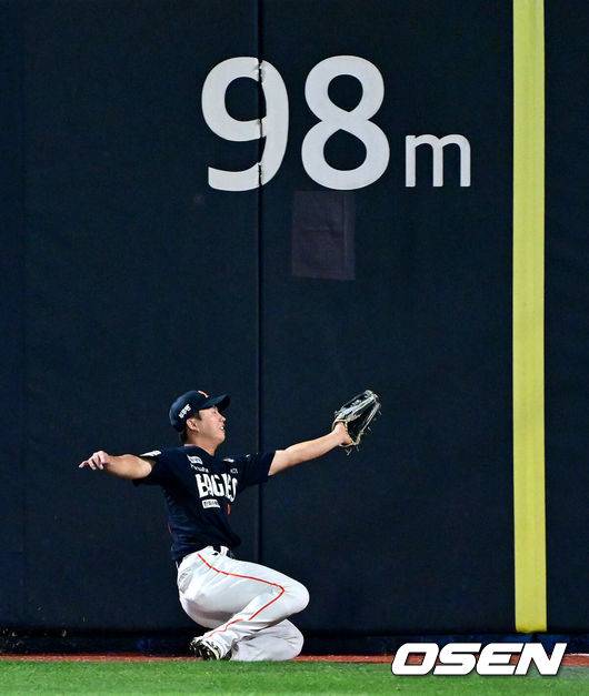 [OSEN=수원, 최규한 기자] 18일 수원 KT위즈파크에서 ‘2025 신한 SOL Bank KBO리그’ KT 위즈와 한화 이글스의 경기가 열렸다.홈팀 KT는 오원석, 방문팀 한화는 코디 폰세를 선발로 내세웠다.6회말 1사 주자없는 상황 KT 황재균의 뜬공 타구를 한화 우익수 이원석이 몸을 날려 잡아내고 있다. 2025.07.18 / dreamer@osen.co.kr