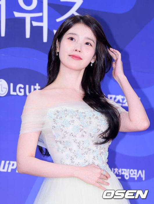 [OSEN=이대선 기자] 제4회 청룡시리즈어워즈 레드카펫 및 포토월 행사가 18일 인천 파라다이스시티에서 열렸다.청룡시리즈어워즈는 2022년 대한민국 최초로 시도된 오리지널 스트리밍 시리즈를 대상으로 하는 시상식이다. 사회는 전현무와 임윤아로 4년 연속 호흡을 맞춘다.배우 아이유가 레드카펫을 밟고 있다. 2025.07.18 /sunday@osen.co.kr