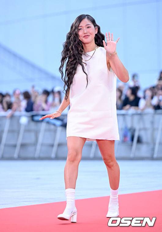 [OSEN=지형준 기자] 제4회 청룡시리즈어워즈 레드카펫 및 포토월 행사가 18일 인천 파라다이스시티에서 열렸다.청룡시리즈어워즈는 2022년 대한민국 최초로 시도된 오리지널 스트리밍 시리즈를 대상으로 하는 시상식이다. 사회는 전현무와 임윤아로 4년 연속 호흡을 맞춘다.가수 미미가 레드카펫을 밟으며 포즈를 취하고 있다. 2025.07.18 / jpnews@osen.co.kr